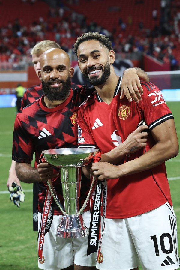 仅仅运行！曼联不败夺夏日赛冠军 新援姆贝莫&库尼亚捧杯合影🏆